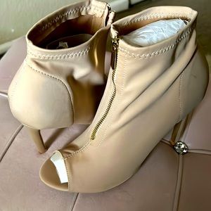 excellent condition rarely used size 9 but fits a size 8, 8.5!!